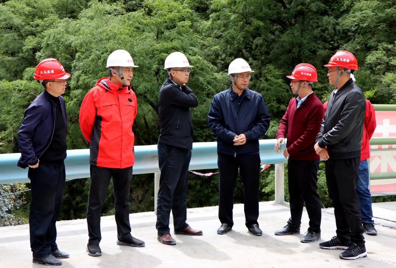 图五:陈良春在久马高速项目现场召开第二次工作分析会 (升华摄影).JPG 图五:陈良春在久马高速项目现场召开第二次工作分析会 (升华摄影).JPG