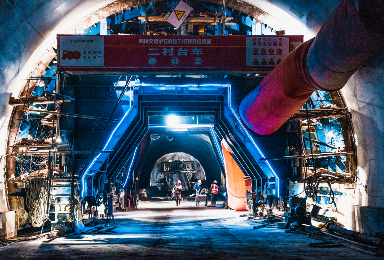 泸石高速公路石棉段9个隧道主洞于8月20日累计掘进突破万米大关.png