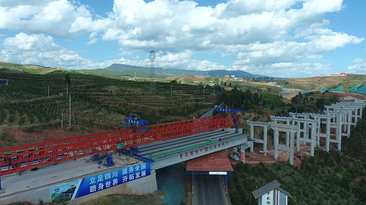 ZCB1-19架梁現(xiàn)場.png