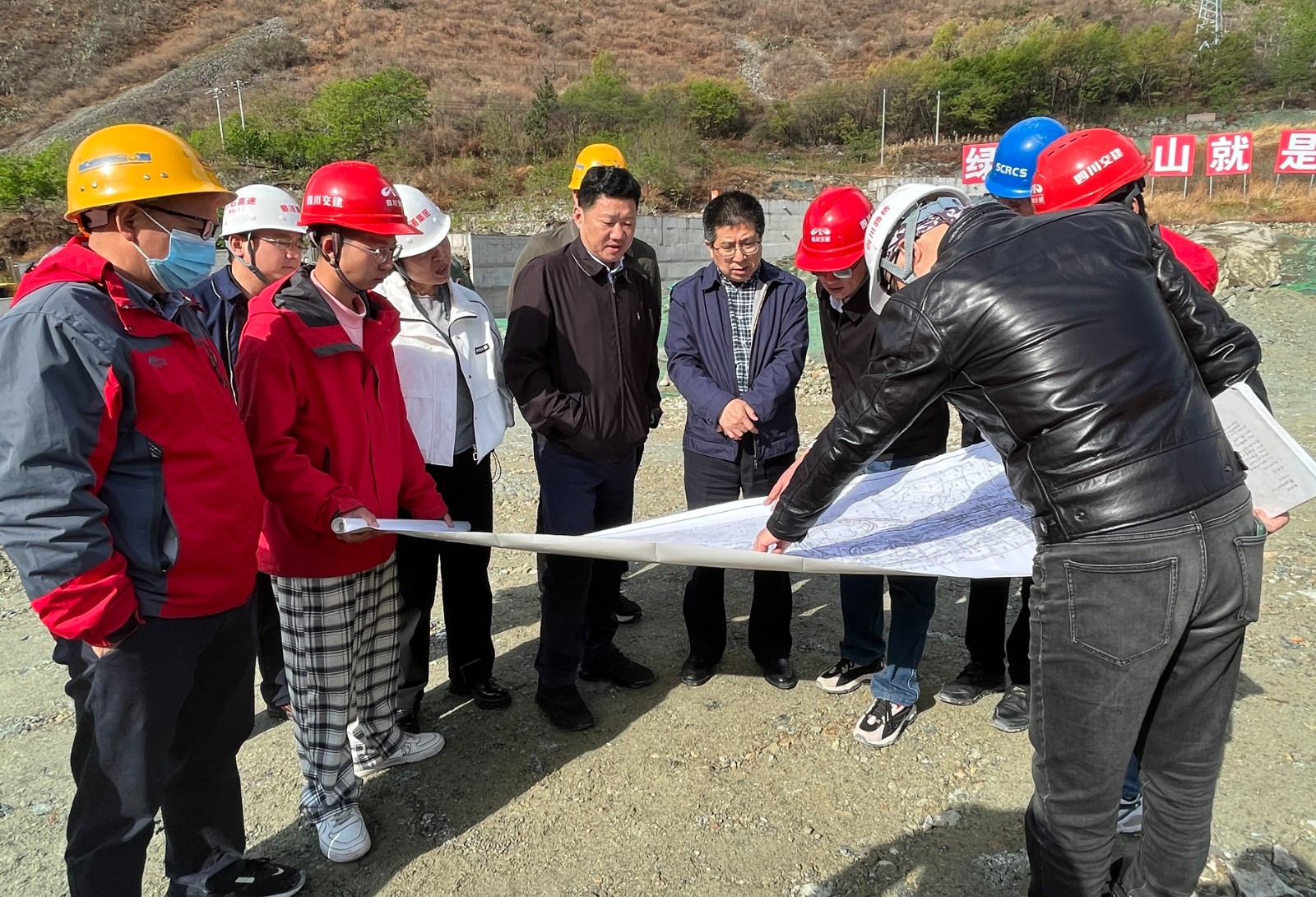 藏高公司副总经理郑斌督导泸石高速公路建设.jpg