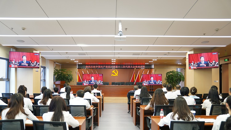 （请以这张为主照片）5月27日，中国共产党四川省第十二次代表大会在成都隆重开幕。蜀道城乡集团党委在1101会议室组织集中收看开幕大会直播。集团党委书记、董事长白茂，党委副书记、副董事长、总经理罗祖义，在家领导班子成员、集团机关支部全体党员、入党积极分子参加。40家直属公司党组织同步观看了开幕大会。.jpg
