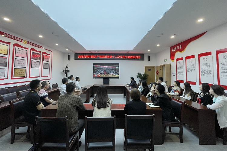 蜀道城乡集团煜晖公司党支部组织全体员工集中观看省第十二次党代会开幕大会.jpg