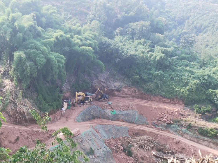 8.16+攻堅克難 全力推進(jìn)成渝公司天邛項目梨花山1號隧道建設(shè).jpg