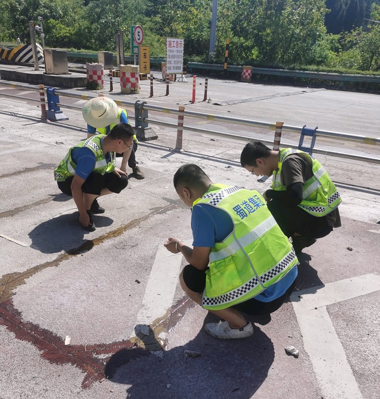 1662117279257436.jpg 2022年8月13日南渝绵南公司机电维护一中队在渠县收费站进行ETC设备维护.jpg