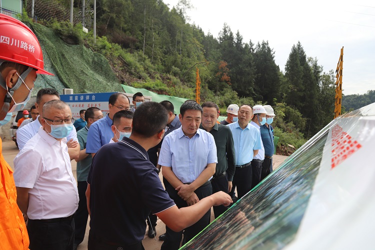 巴中人大常委党组书记、主任李映调研川王段项目现场.jpg