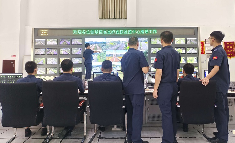 打逃稽查队通过实时视频监控分析逃费车辆行驶路径.jpg