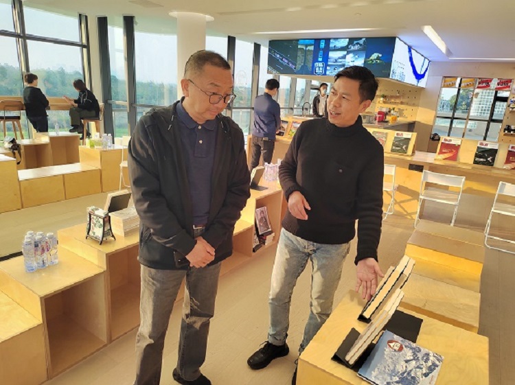 成都东服务区+蜀道服务区董事长介绍书籍.jpg