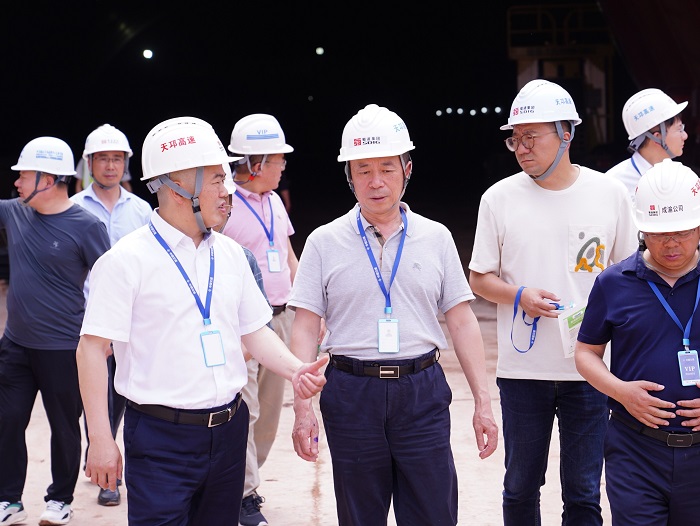 5.8+成渝公司党委书记、董事长甘勇义一行赴天邛高速隧道施工现场开展调研.jpg