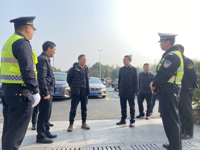 2.13+省交通執(zhí)法總隊(duì)（廳高管局）到成仁高速督導(dǎo)春節(jié)服務(wù)保障工作.jpg