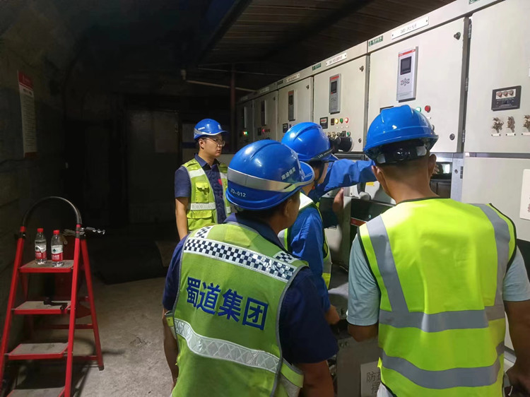 南渝绵南公司机电一中队抢修铜锣山隧道高压进线侧故障 (1).jpg