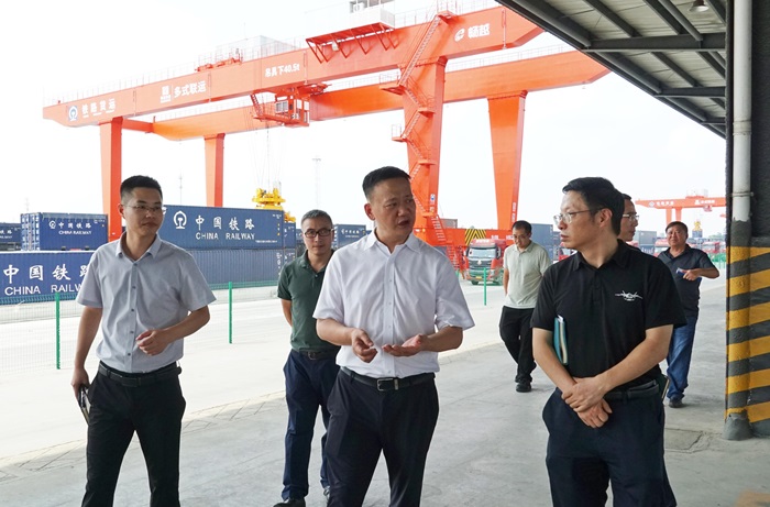 8.6+成渝公司党委副书记、副董事长、总经理游志明调研督导南向铁路国际物流中心（一期）项目运营工作.jpg