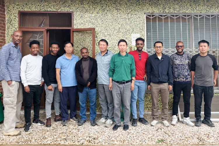 克爾克貝特礦業(yè)股份公司組織中國(guó)地質(zhì)專(zhuān)家團(tuán)隊(duì)在厄開(kāi)展地質(zhì)技能培訓(xùn).jpg