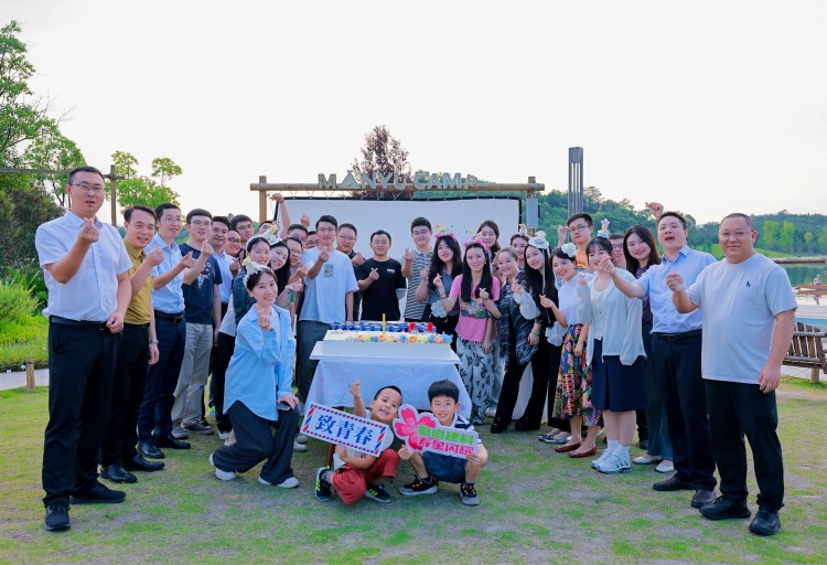 湖风寄愿 暮色生香——蜀道建科公司工会举办夏日职工集体生日会.jpg