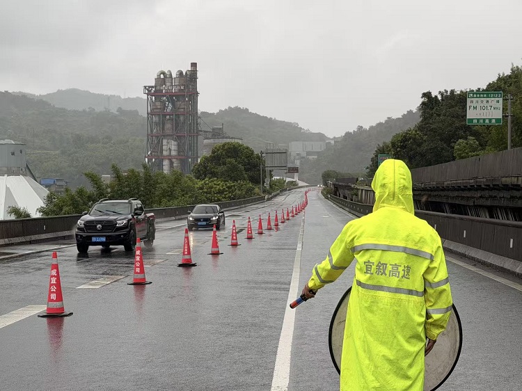1788169080112502.jpg 蜀道高速集团成宜公司高效处置宜叙高速晏江河大桥汛期险情.jpg